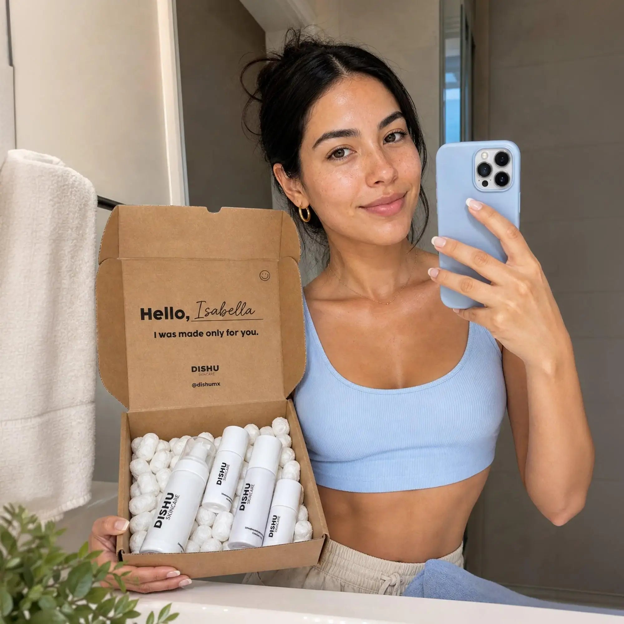 Mujer con caja de skincare personalizado Dishu, productos blancos en empaque ecológico para rutina facial