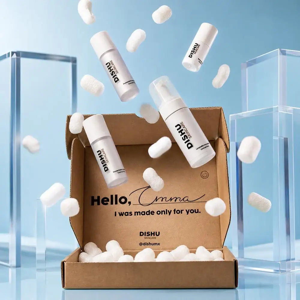 Caja de Dishu con productos de skincare personalizado flotando, ideal para piel sensible y rutina personalizada.